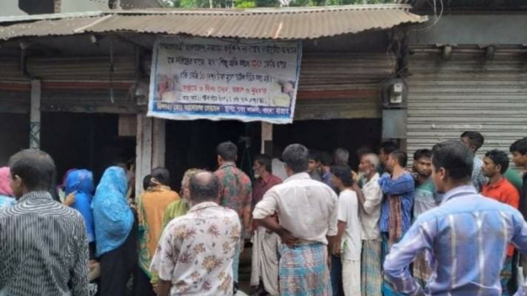 লক্ষ্মীপুরে ১০ টাকার চাল না পেয়ে কার্ডধারীদের ইউপি কার্যালয়ের সামনে বিক্ষোভ করেছেন