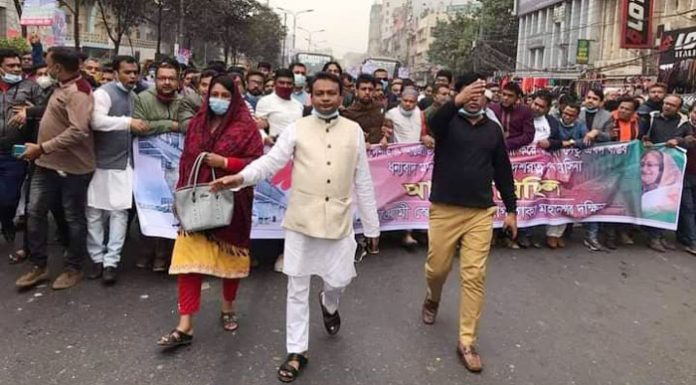 শেখ হাসিনাকে ধন্যবাদ জানিয়ে দক্ষিণ স্বেচ্ছাসেবক লীগের সভাপতি কামরুল হাসান রিপন আনন্দ মিছিল করেছে