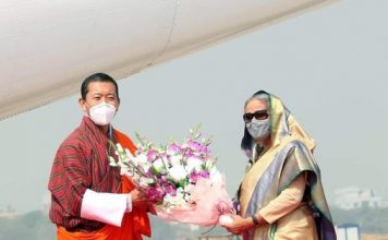 ভুটানের প্রধানমন্ত্রীকে বিমান বন্দরে লাল গালিচা সংবর্ধনা
