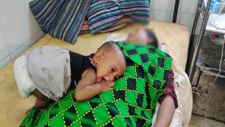 মৃত মায়ের বুকে শিশুর দুগ্ধপানের চেষ্টার ছবি ভাইরাল