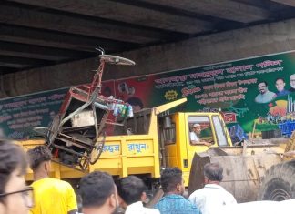 ডেমরায় অবৈধ দোকানপাট উচ্ছেদ করতে ডিএসসিসির অভিযান