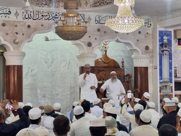লক্ষ্মীপুর চকবাজার জামে মসজিদে সাধারণ মুসল্লীবৃন্দের সাথে শুভেচ্ছা বিনিময়